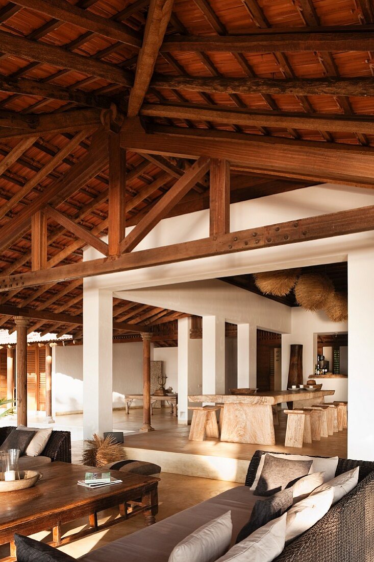 Grosszügiger Wohnraum unter solider Dachkonstruktion aus Ebenholz