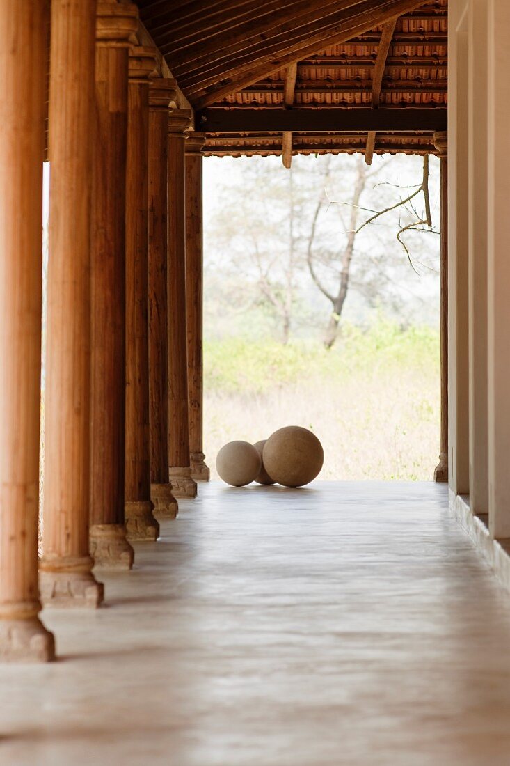 Meditative Ruhe in Säulengang eines indischen Hauses