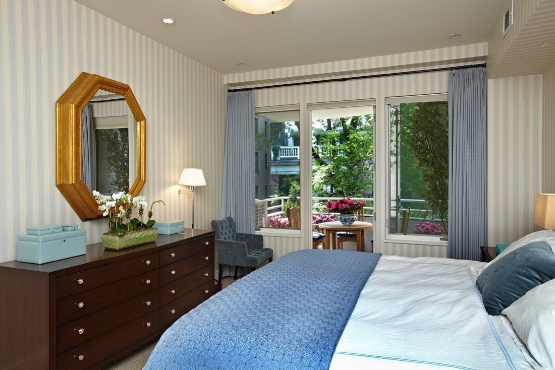 Schmales Schlafzimmer im traditionellen Stil mit Blick auf einen kleinen Balkon