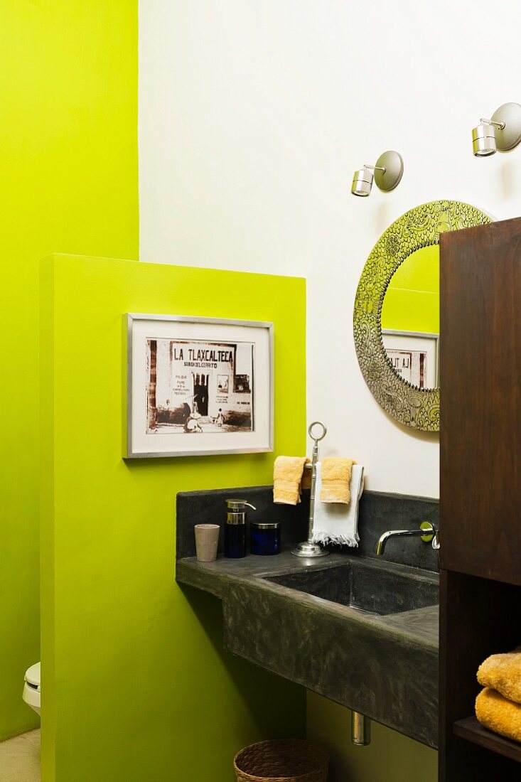 Waschbecken mit Spachteltechnik im Badezimmer mit lindgrünen Wänden