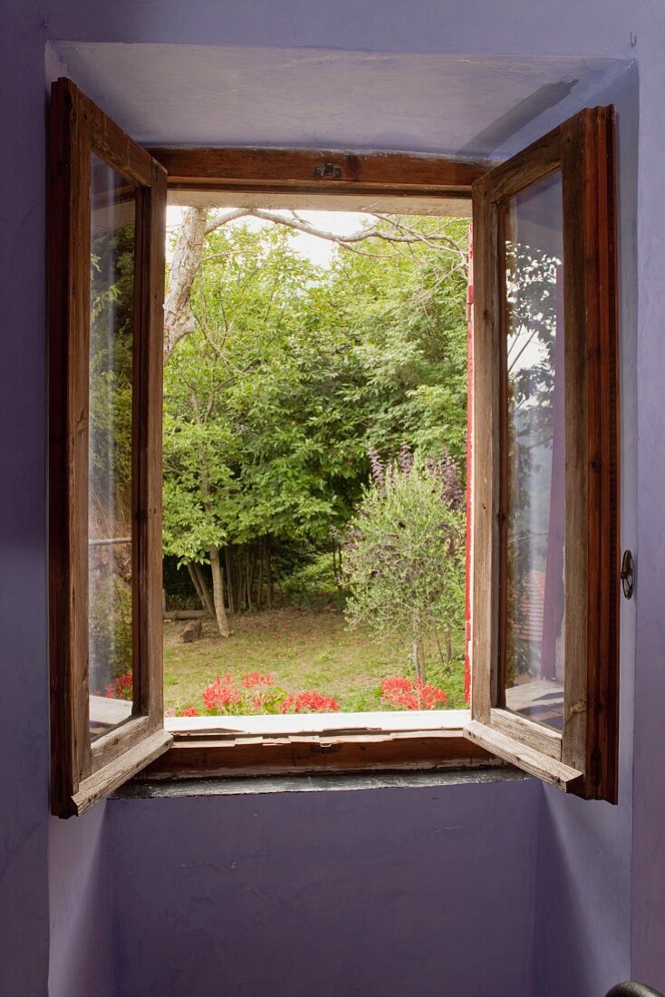 Blick vom Schlafzimmerfenster auf den sommerlichen Garten