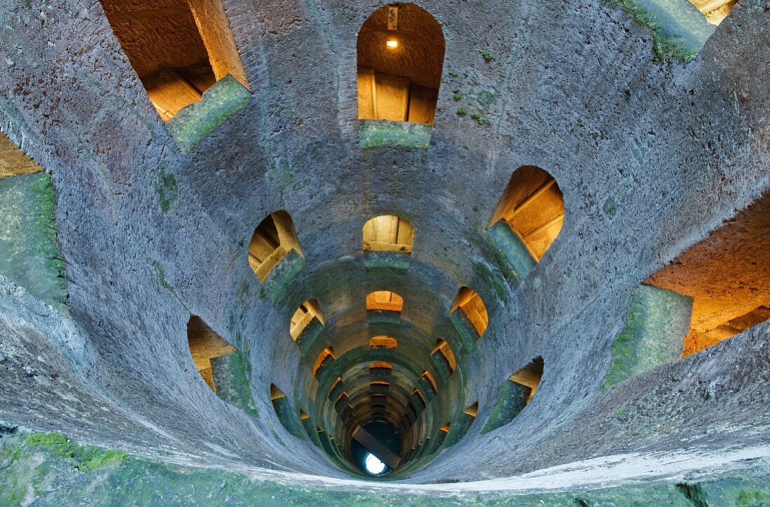 Blick von oben in den San Patrizio Brunnen mit umlaufendem Wendeltreppengang