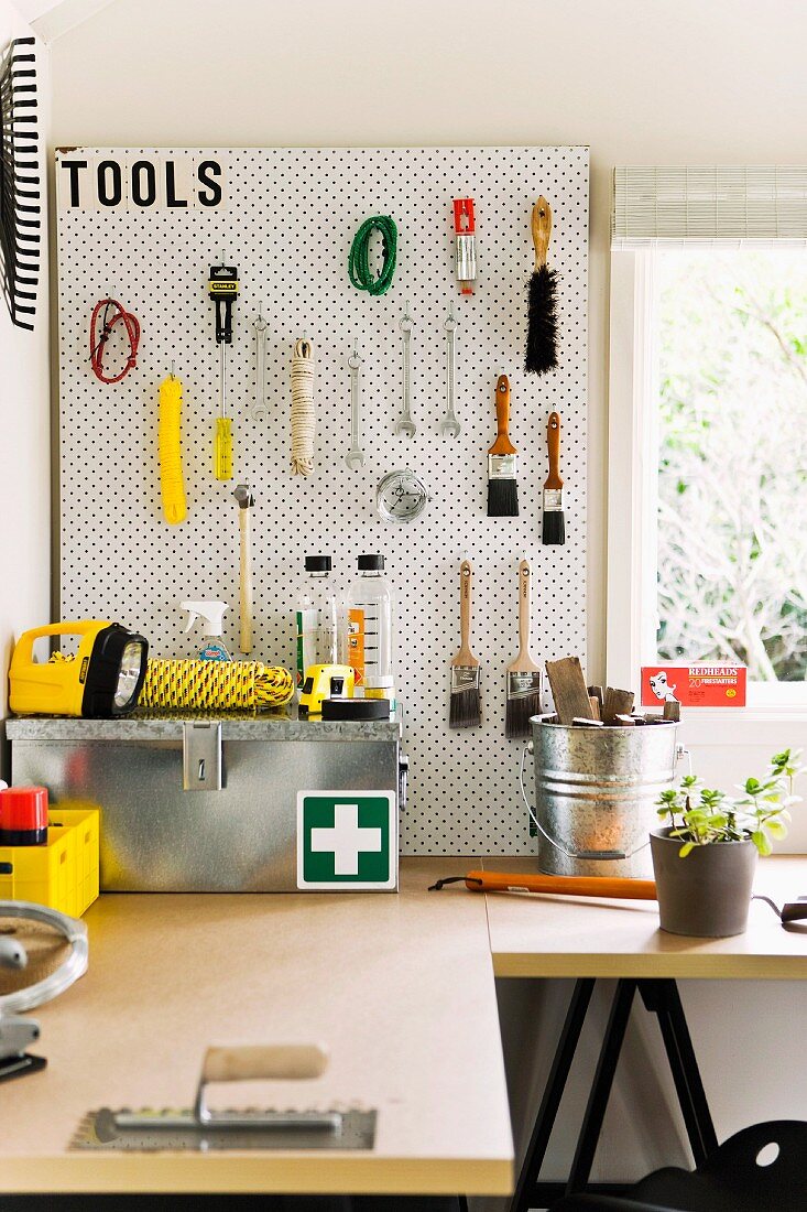 Kleine Werkstatt mit Werktisch und Werkzeugwand in Gartenhäuschen