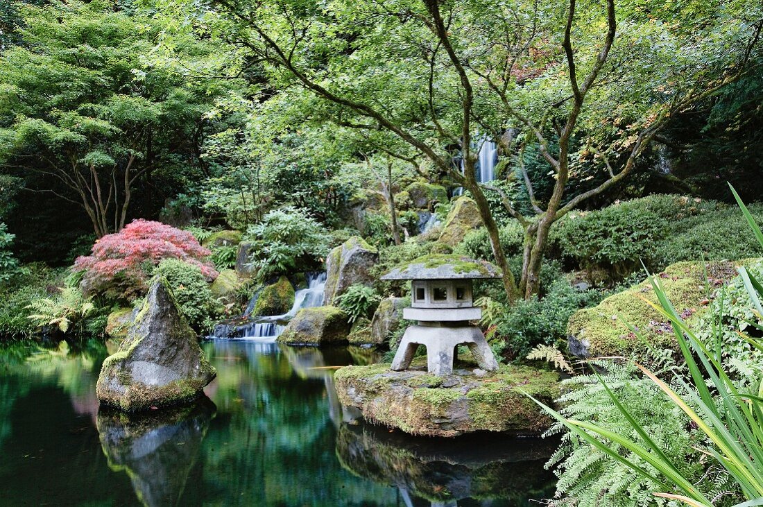 Meditativer Teich mit Kaskaden-Wasserfall im Japanischen Garten in Portland