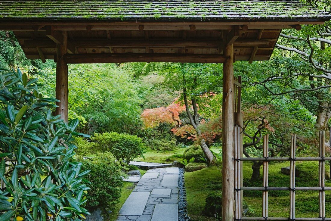 Japanisches Bamubstor mit Überdachung im Tea Garden in Portland