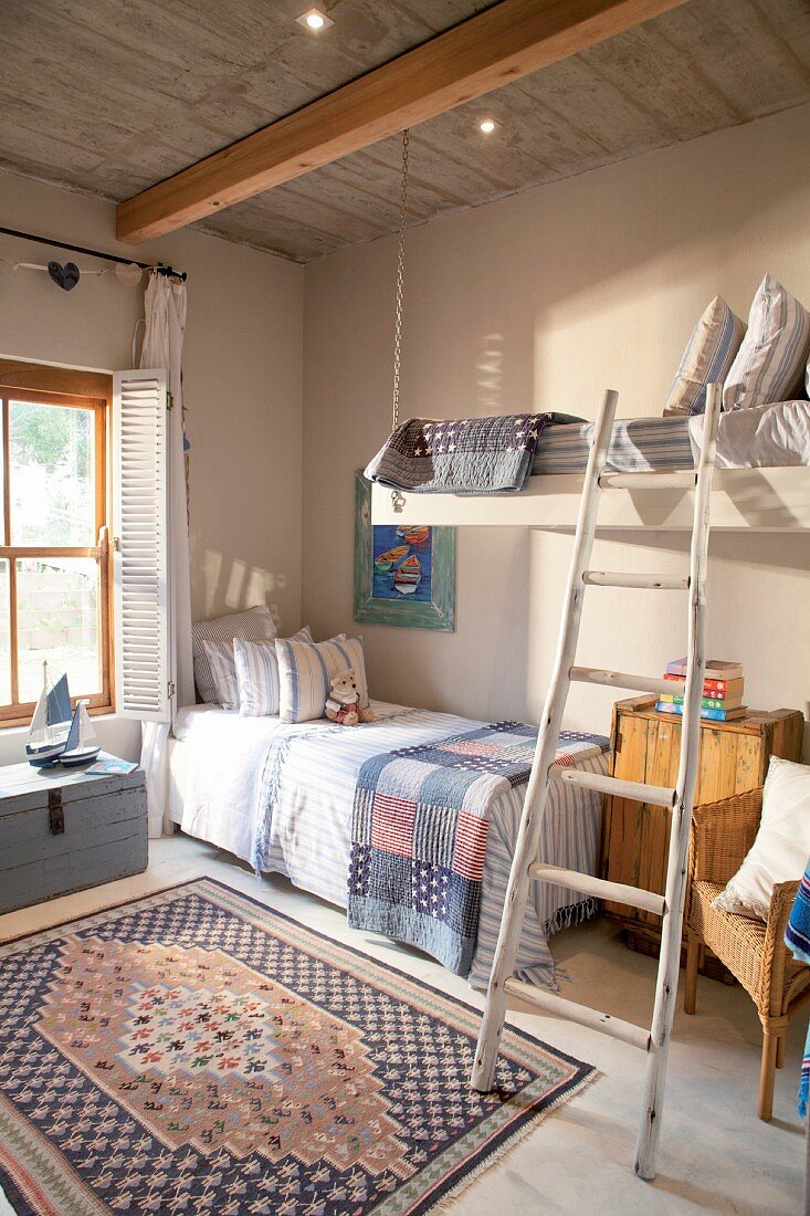 Ländliches Jugendzimmer mit Holzdecke, daran abgehängtes Bett mit selbstgebauter Leiter