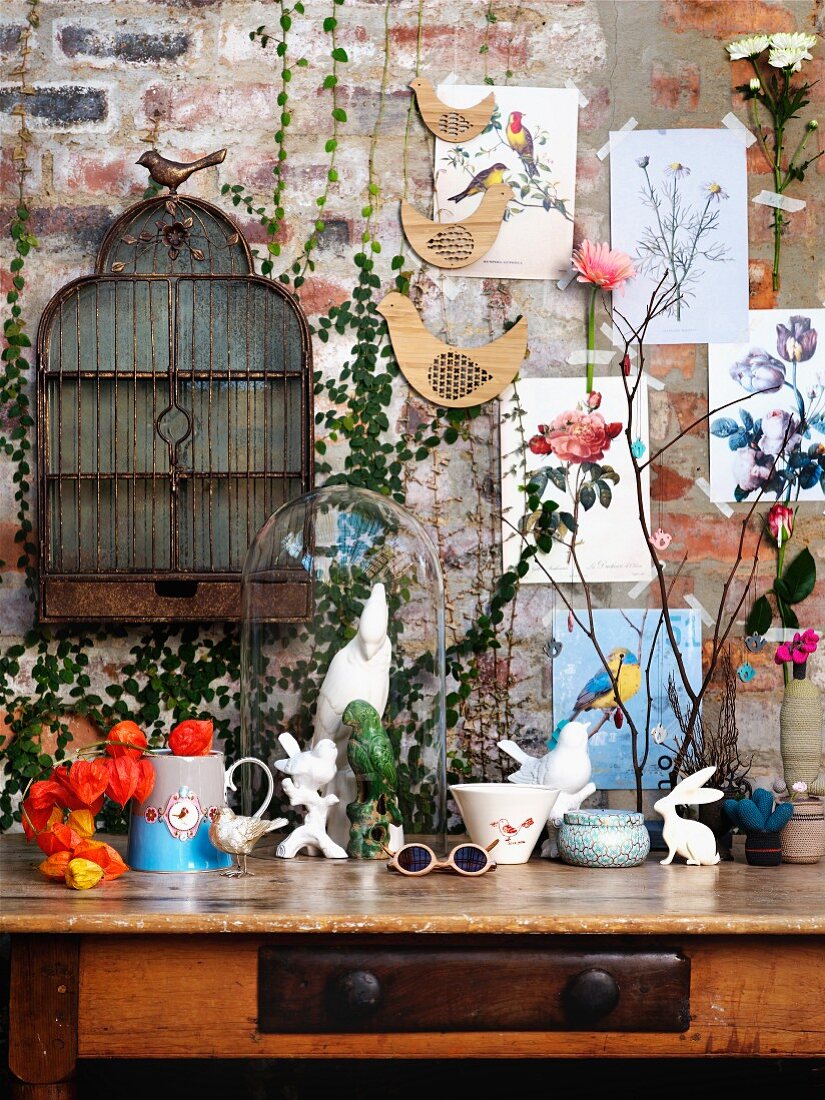 Frühlingsstimmung - Vögel- und Hasenmotive auf Vintage Wandtisch und an Ziegelmauer
