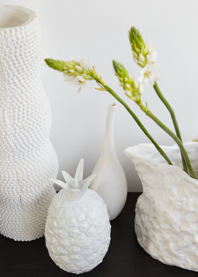 weiße Vasen mit Traubenhyazinthe