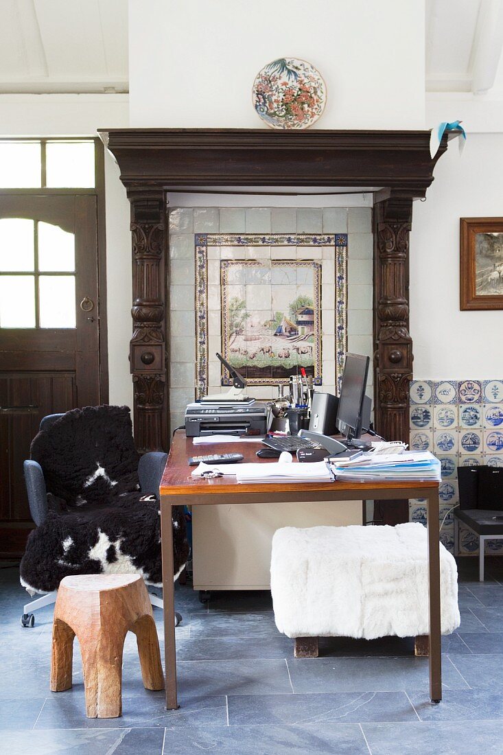 Schreibtisch vor Vintage Fliesenbild mit Bordüre und Holzverkleidung umrahmt in renoviertem Landhaus