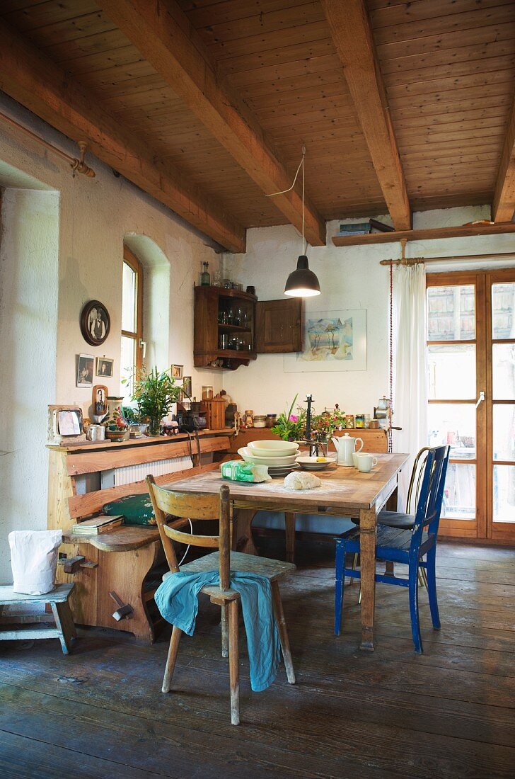 Ländliche Küche mit Holzdecke, Esstisch mit Holzstühlen & Eckbank
