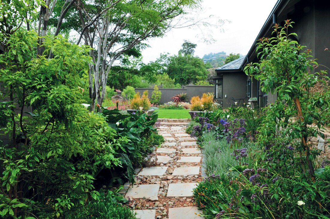 Garten mit Weg aus Kies & Steinplatten