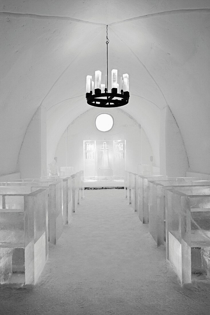 Blick auf den Altar in einer Kirche aus Eis