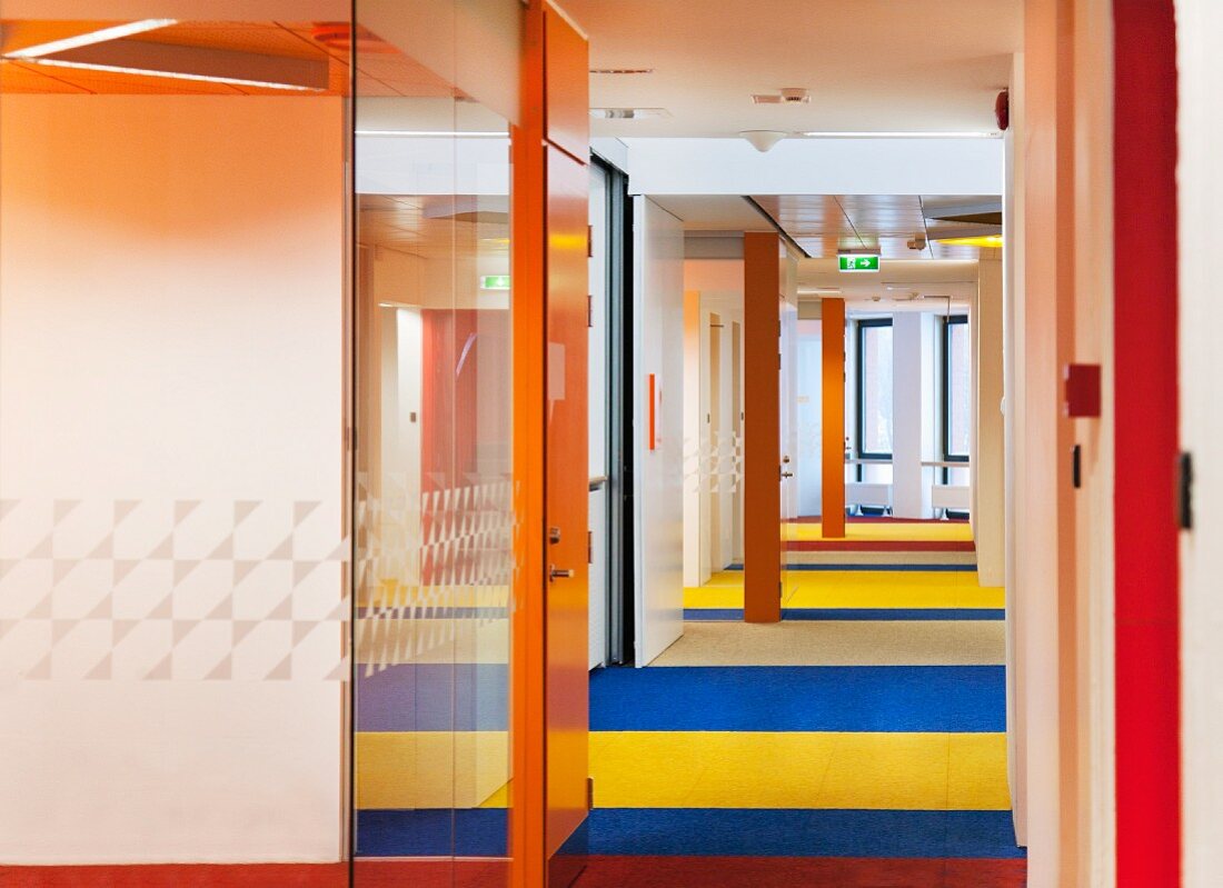 Farbenfroher Flur einer modernen Schule