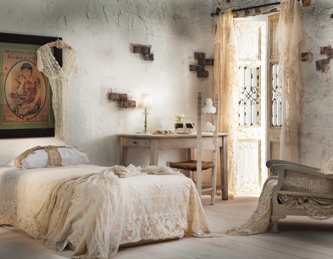 Romantisches Schlafzimmer mit Bettdecke & Fenstervorhängen aus Spitzenstoffen