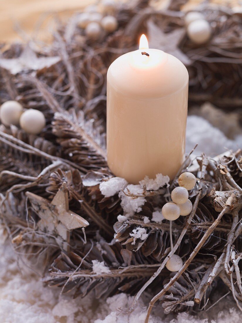 Adventskranz mit einer Kerze