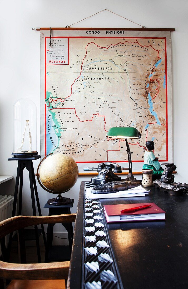 Arbeitszimmer mit altem Globus und Landkarte