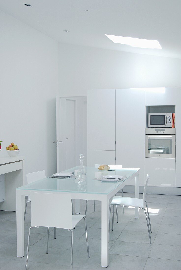 Minimalistische weiße Küche, alle Materialien sind weiss oder Glas