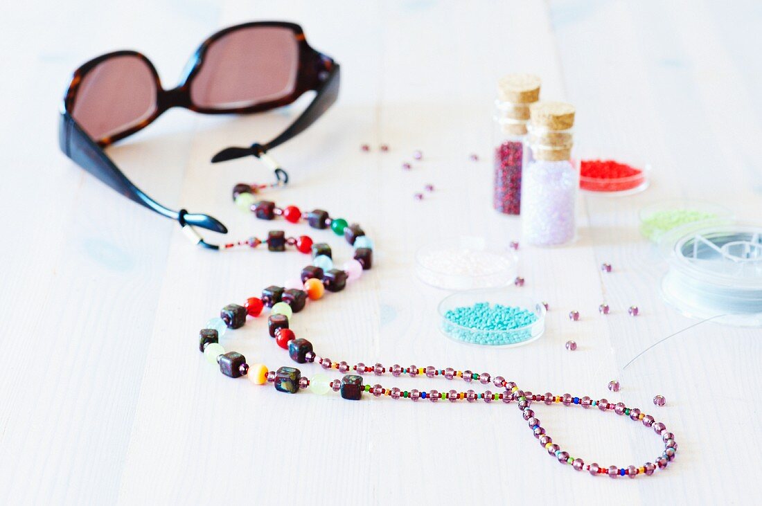 Schmuck selber machen: aus verschieden grossen Rocailles, Silverfoil-Perlen, alten viereckigen Glasperlen vom Flohmarkt und Juwelierdraht entsteht eine Brillenkette