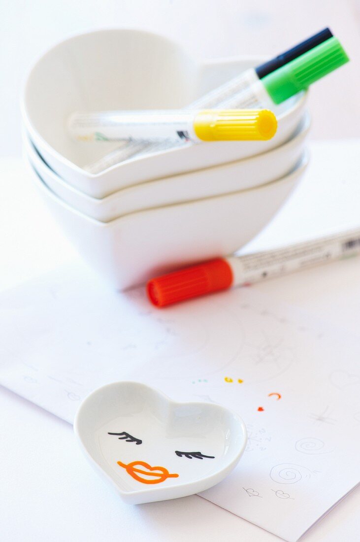 Paint your own porcelain: porcelain and glass can be drawn on using special pens