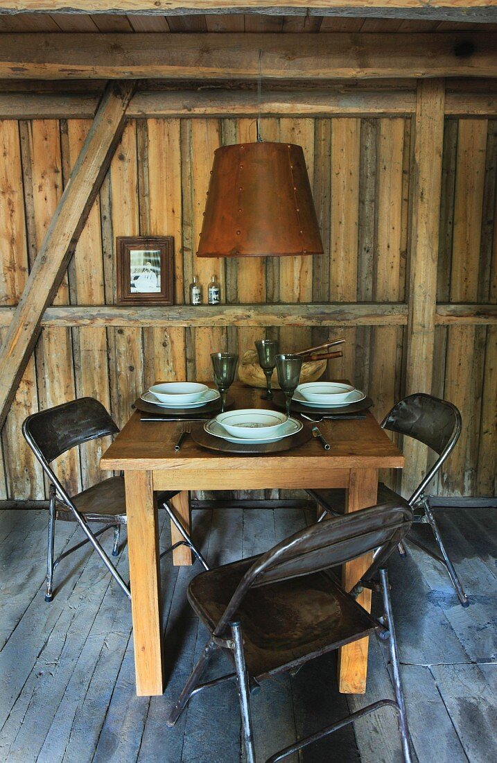 Gedeckter Tisch in einer Holzhütte