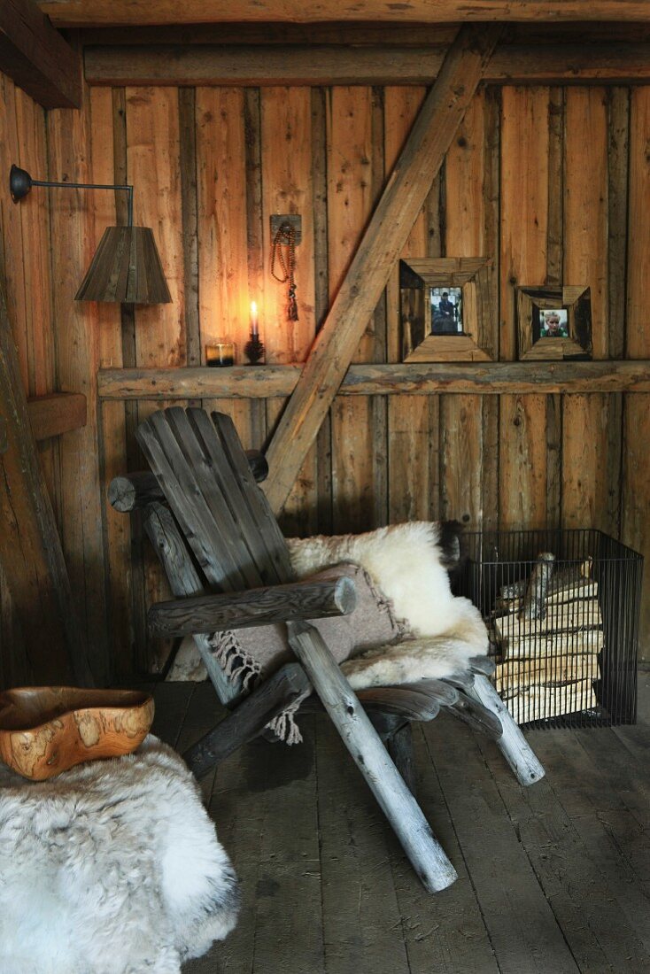 Rustikale Holzstuhl mit Tierfell in einer Holzhütte