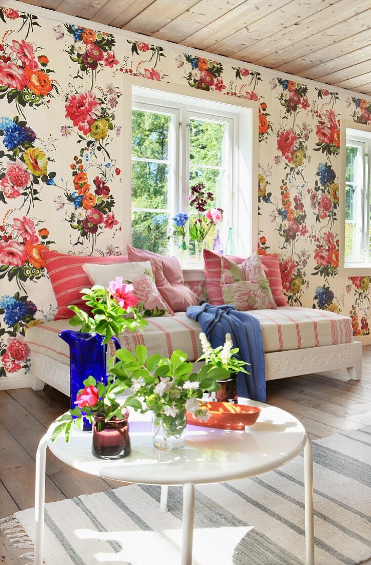Tapete mit Blumenmuster in dem Wohnzimmer eines Holzhauses