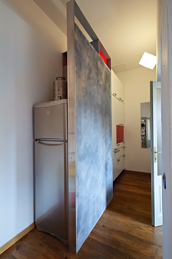 Selbstgebauter Raumteiler vor Kühlschrank in moderner Küche