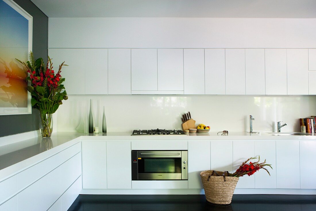 Moderne Einbauküche übereck in Weiß