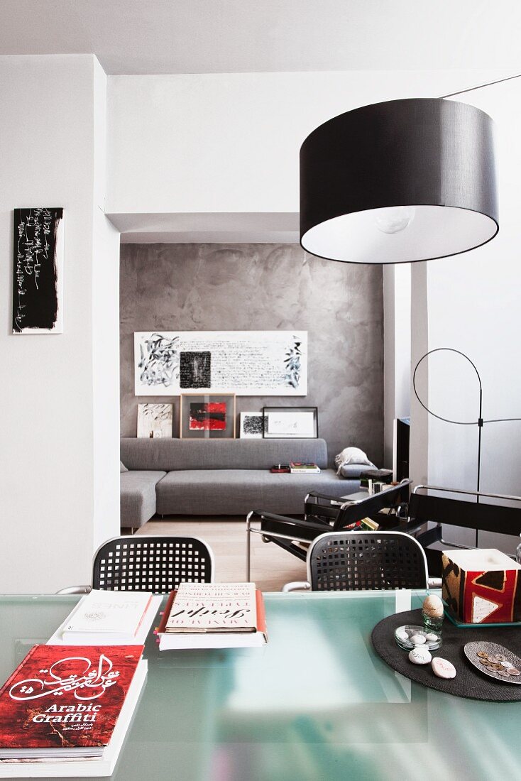 Moderner, offener Wohnraum mit Designer Möbeln und Schriftkunst an den Wänden