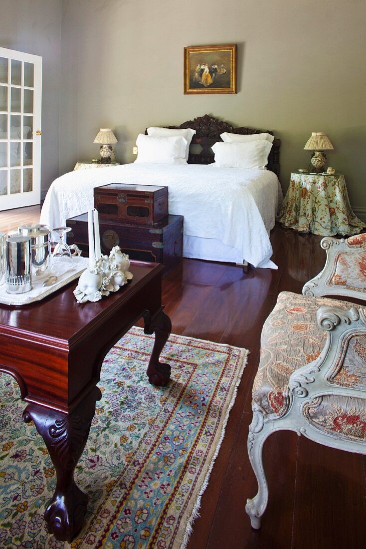 Herrschaftliches Schlafzimmer mit Antiquitäten im Kolonialstil