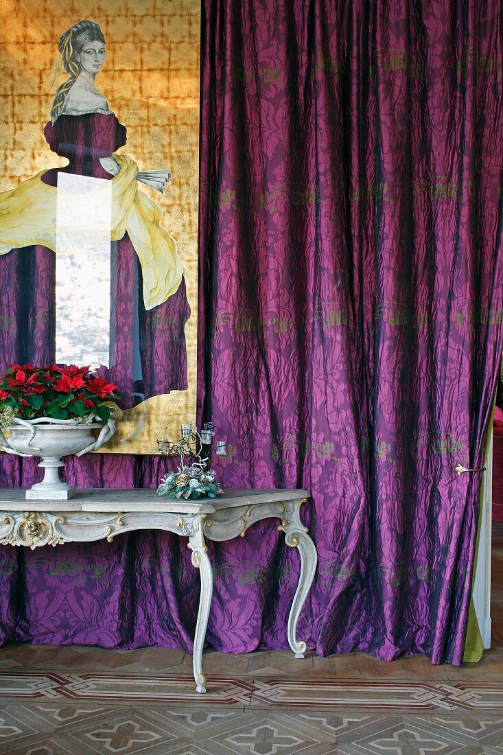 Rokoko Tisch vor violett gemustertem Vorhang und Illustration einer Frau in gleichfarbigem Gewand