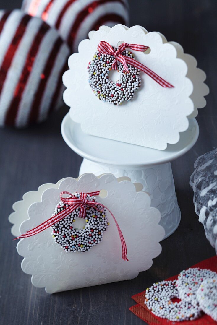 White, cloud-shaped, festive cardboard gift boxes with sugar sprinkle rings