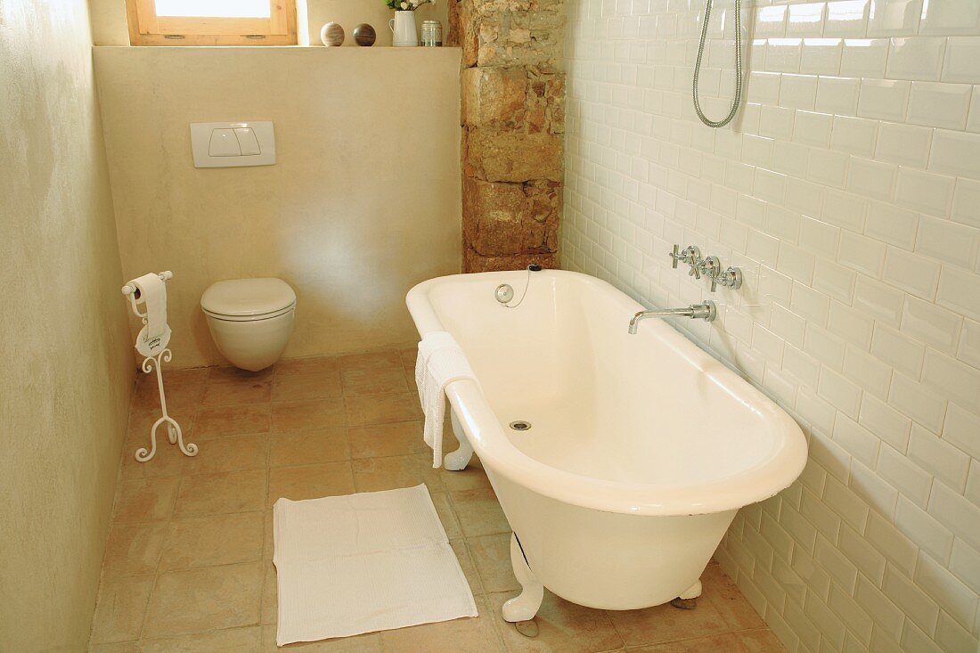 Freistehende Retro Wanne und WC im Badezimmer eines spanischen Steinhauses
