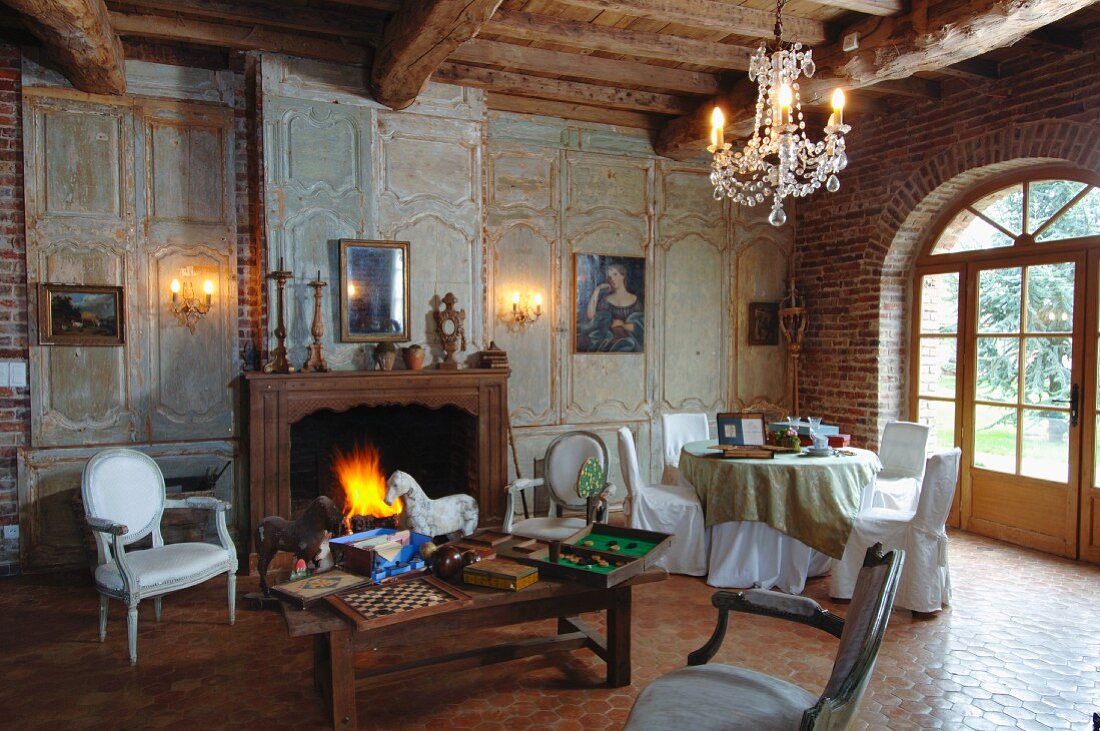 Wohnzimmer in alter herrschaftlicher Landvilla mit verblichener Eleganz