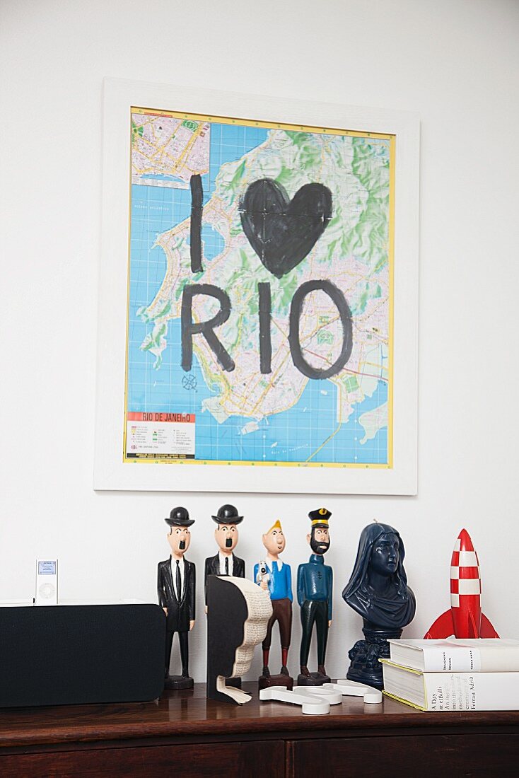 Landkarte mit I-love-Rio Beschriftung über Comic-Figurensammlung