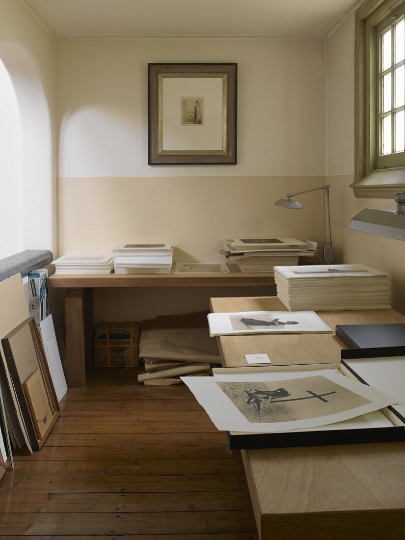 Schwarz-weiße Fotos auf zwei Tischen auf Arbeits-Galerie in historischem Landhaus