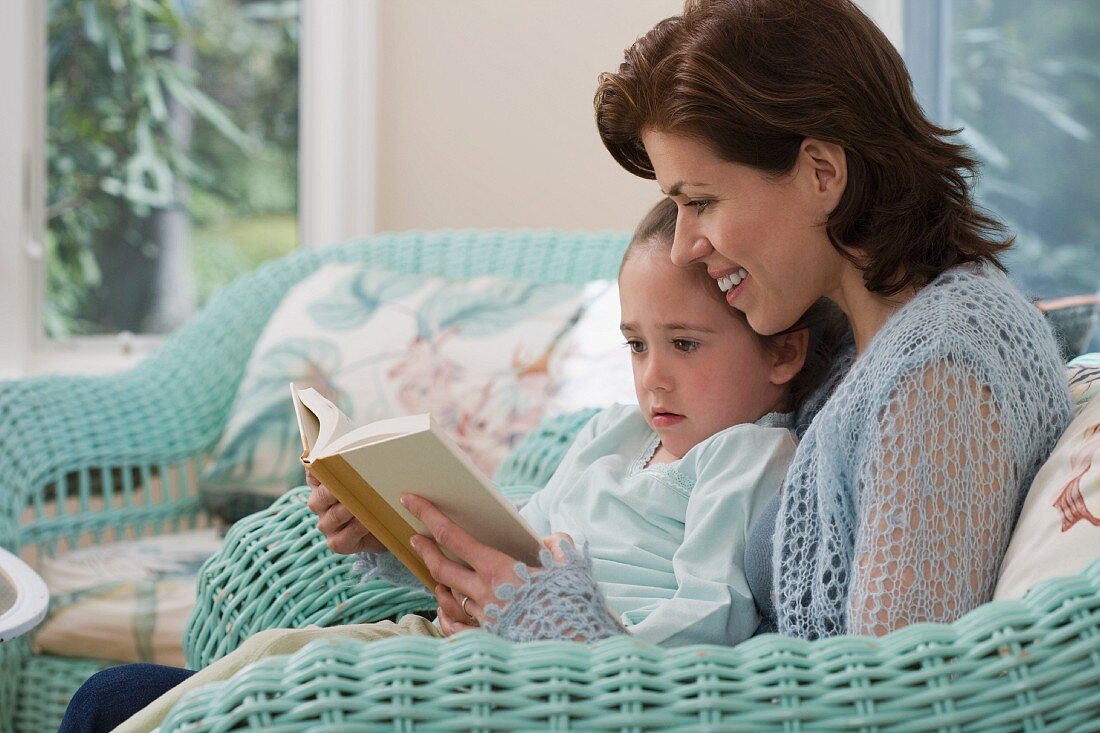 Mutter liest Tochter vor