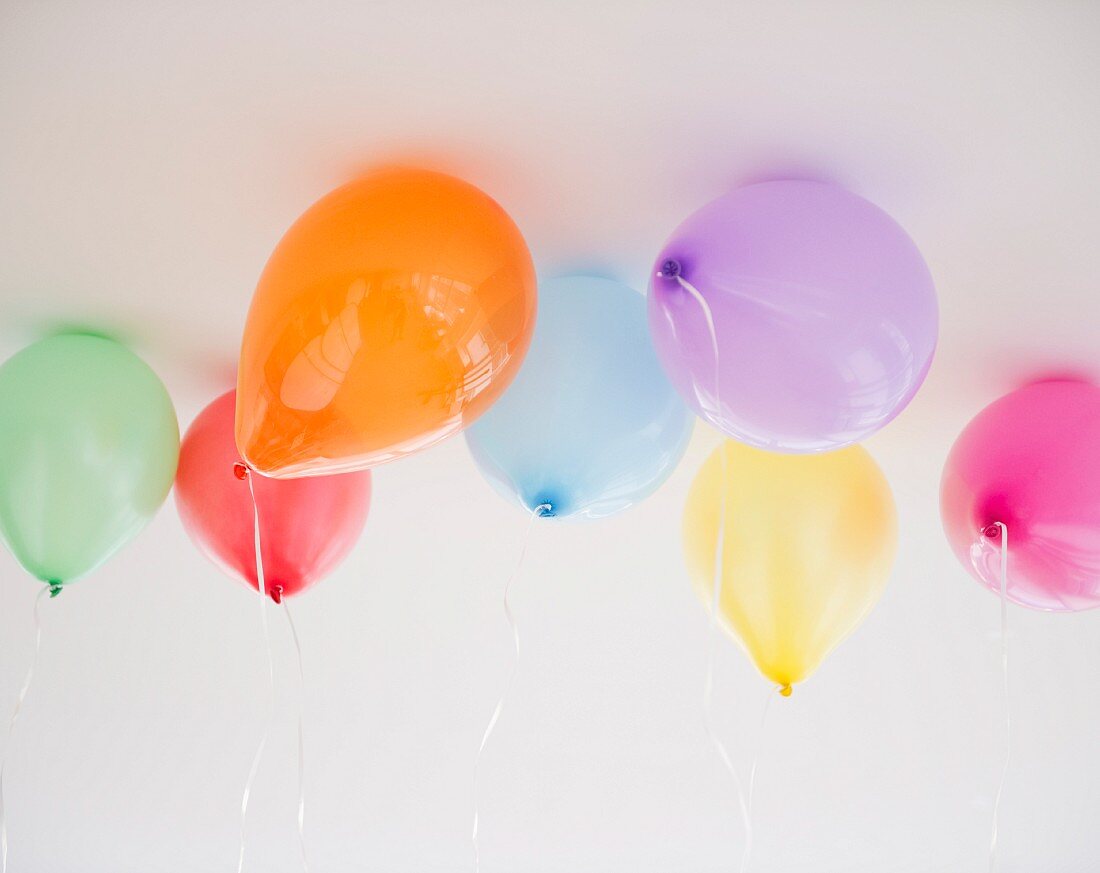 Bunte Luftballons an der Decke