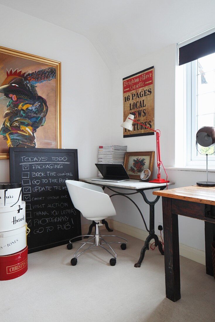 Büro Drehstuhl vor Vintage Wandtisch mit Marmorplatte und Bilder an Wand in Zimmerecke