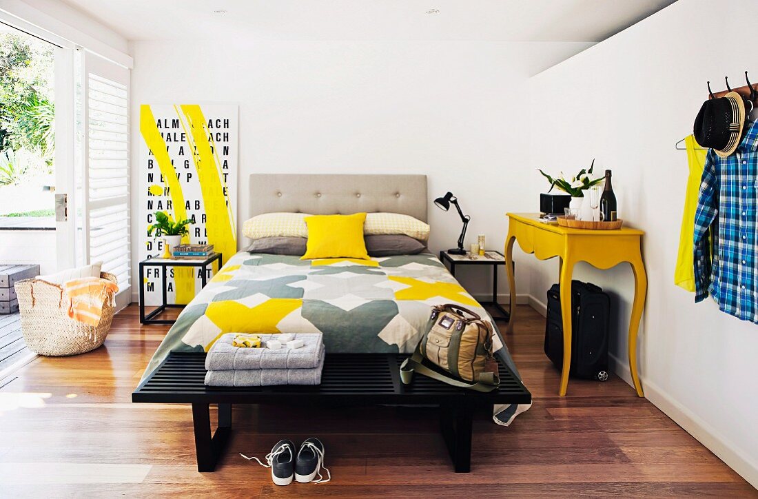 Sonniges Schlafzimmer mit strahlend gelben Farbakzenten