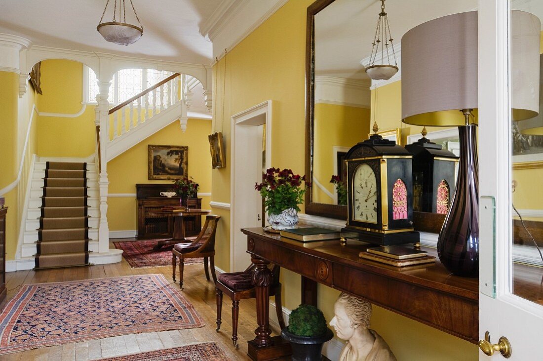 Antike Möblierung in Eingangshalle eines englischen Landhauses aus dem 18. Jahrhundert