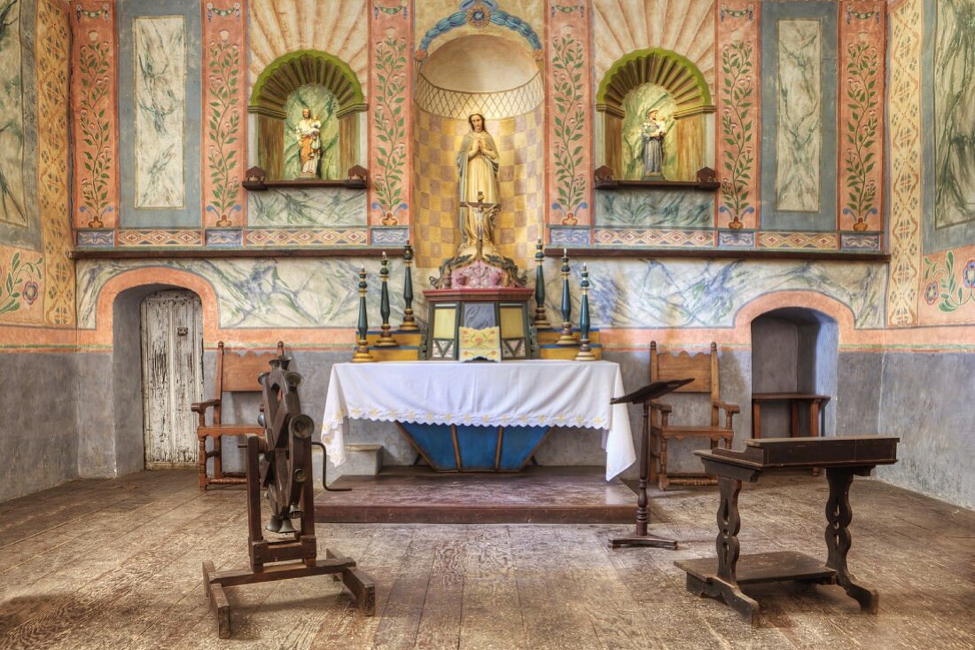 Altar in einer Kirche (Mission La Purisima State Historic Park, Lompoc, Kalifornien)