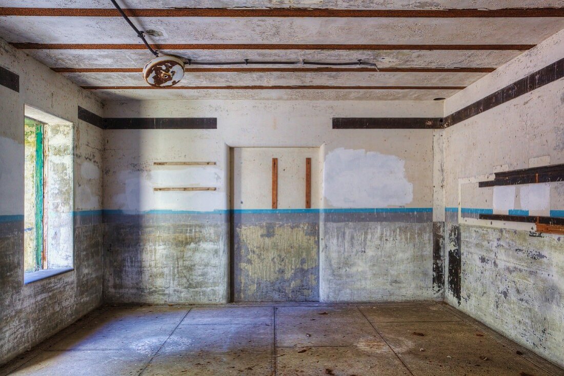 Zimmer mit Betonwänden in einem Bunker auf der stillgelegten Militärbasis Fort Flagler, Washington