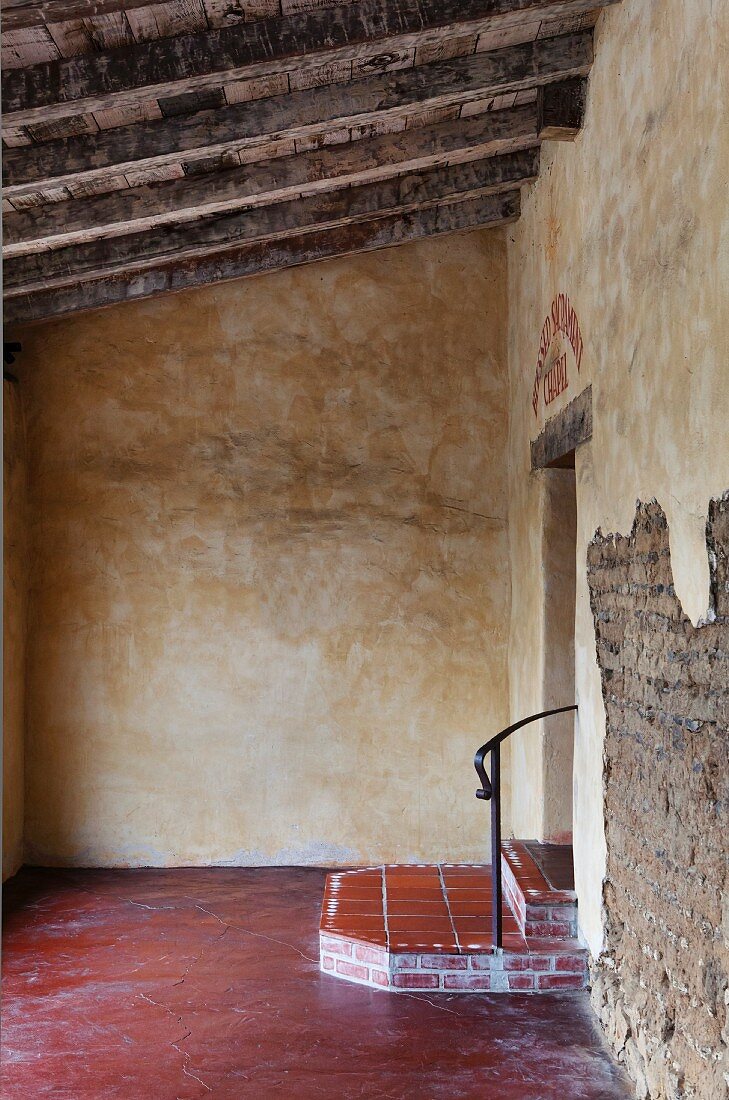 Ein leerer Raum in der Mission San Carlos Borromeo del Rio Carmelo (Historisches Kloster in Kalifornien)