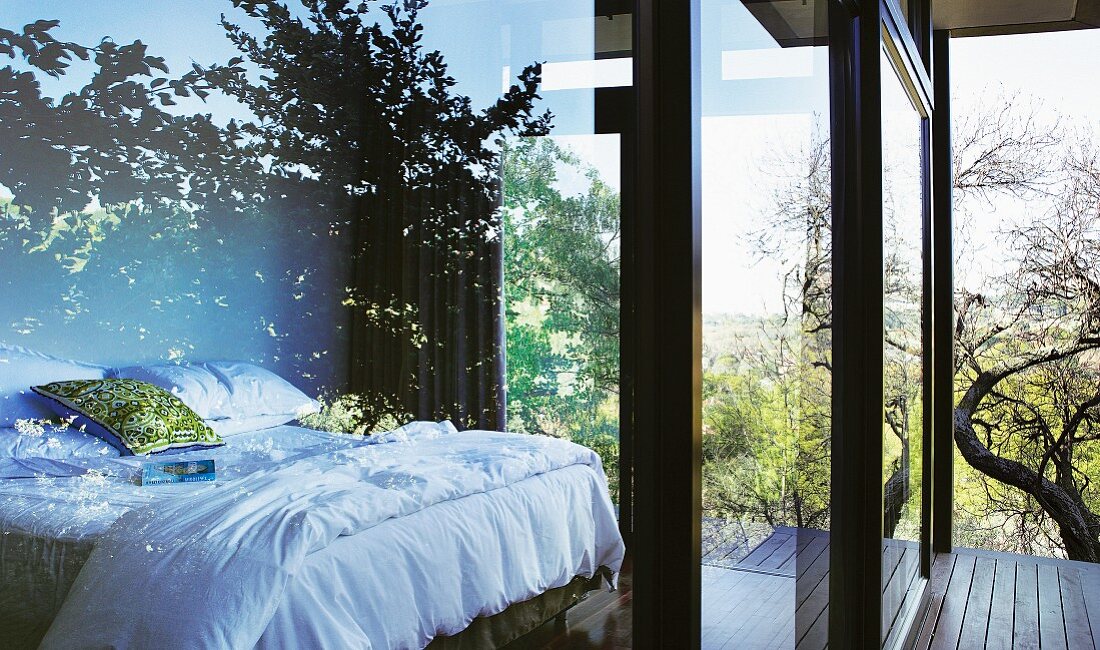 Schlafplatz mit grandiosem Ausblick durch zweiseitige Verglasung und breite Schiebetüren