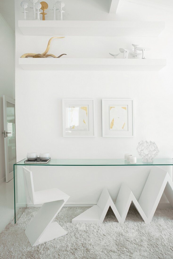 Weisser Designerstuhl und minimalistischer Glastisch auf Flokati vor Raumteiler in Designer Wohnraum