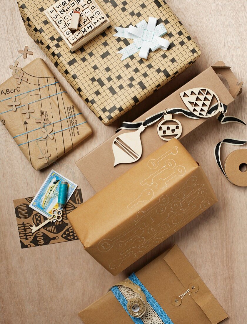 Geschenkverpackungen in warmen Brauntönen aus alten Kreuzworträtseln, bedruckt mit Ministempeln oder verziert mit aufgemalten Schlüsselumrissen