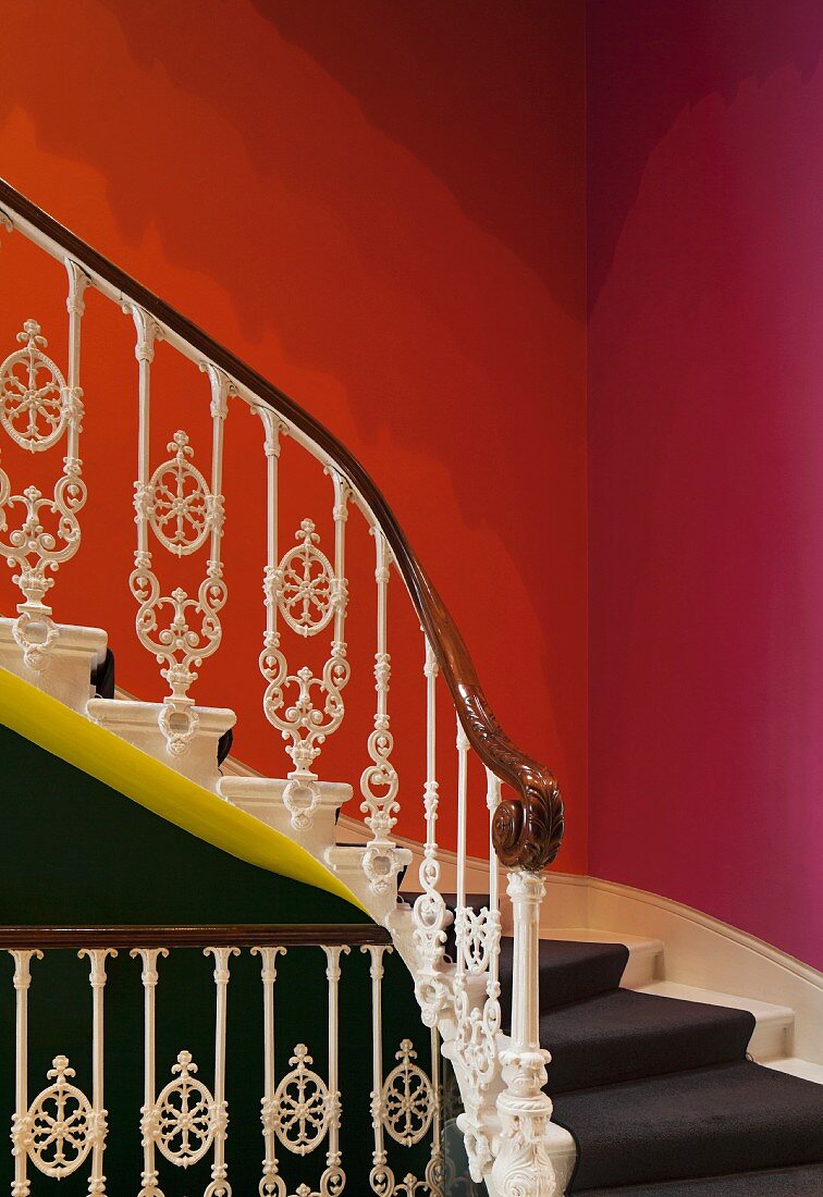 Detail vom Treppenaufgang mit ornamentalem Geländer (Goethe Institut, London)