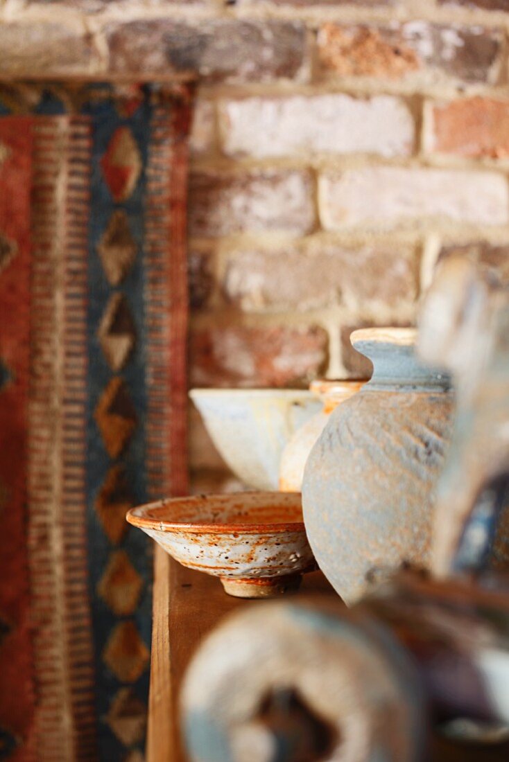 Vintage Vase und Schale auf halbhohem Schrank in rustikalem Ambiente