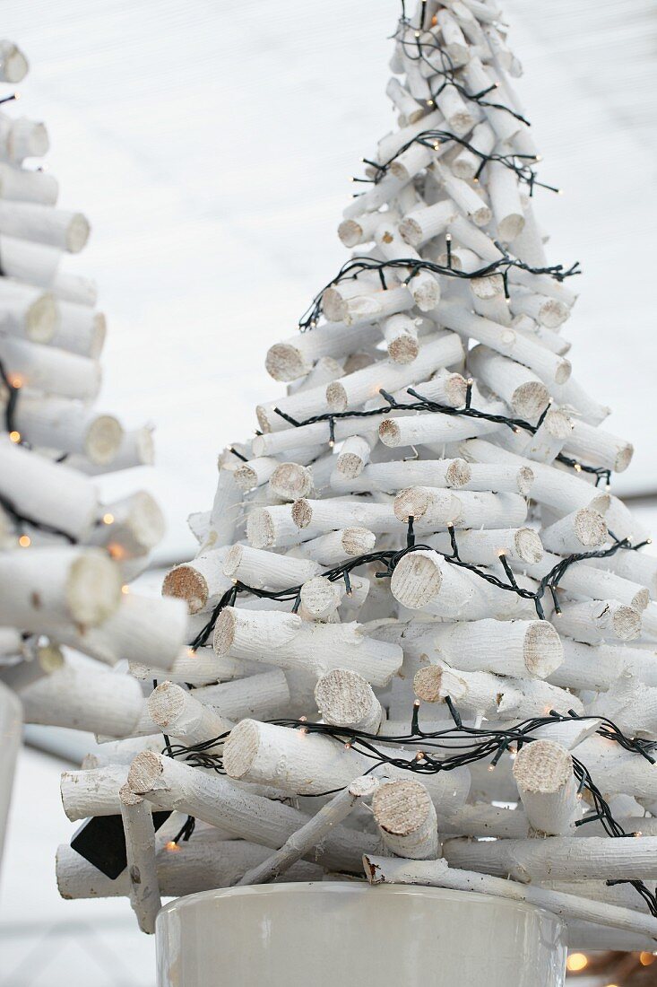 Weihnachtsbaum aus weißem Holz mit Lichterkette